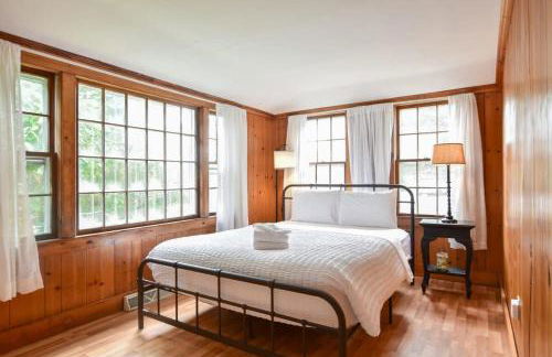 Antique Dennis getaway with firepit & EV charger Dog friendly - Foto 23