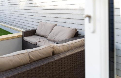 Open Mind Property - 6 Luxury Bedrooms with Free Parking - Photo 10