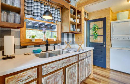 Oak Island Vacation Rental with Decks, Walk to Beach - Foto 10