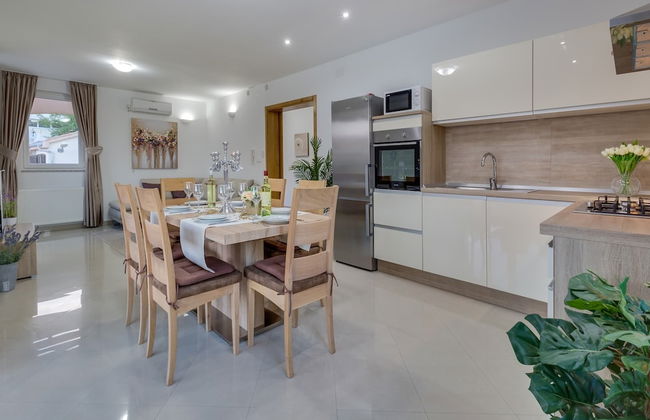 Spacious Holiday Home With Swimming Pool - Foto 30