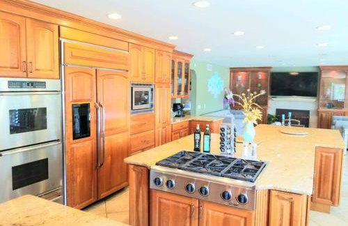 Stunning Panoramic Waterfront Pool Home Escape - Foto 47