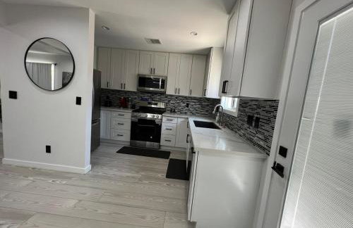 Cheerful house with EV, Parking & backyard - Foto 52