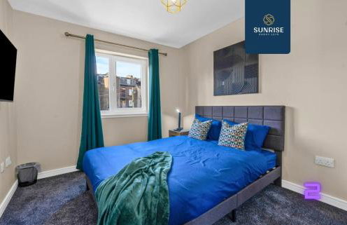 L1 - INVOICE and REDUCED PRICE only via SUNRISE SHORT LETS DUNDEE, Large 4 Bedroom House with 6 Beds and 3 bathrooms, TVs in each room, Free Parking, Fully Equipped, Local Amenities, Easy Ring Road Access, Special Rates and ONLY 9 Mins to STANNERGATE Port - Foto 6