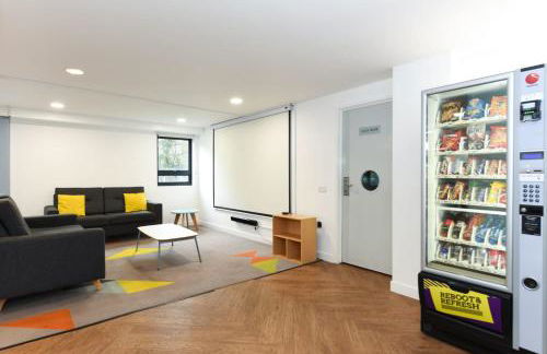 For Students Only Corfe House in Poole - Photo 17