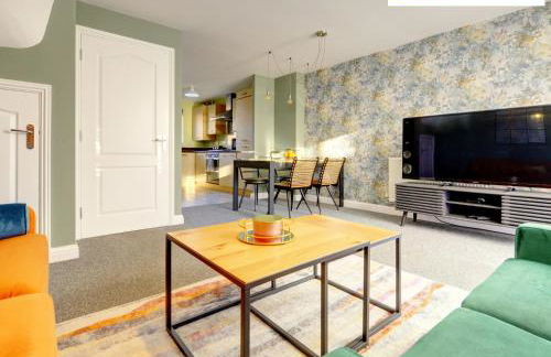 LARGE 4 Bedroom Semi-Detached House Sleeps 7 By Klarok Short Lets & Serviced Accommodation - Foto 3