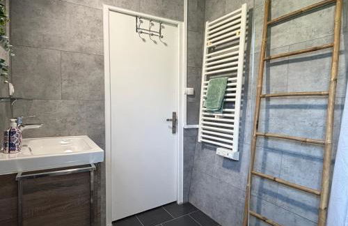 Rivage Maison spacieuse 10 p 5 chambres 2 sdb 2 WC tout confort avec jardin, belle terrasse aménagée, parking privatif, à 2 kms d'une petite plage, 3kms d'Omaha Beach et Port en Bessin - Foto 24