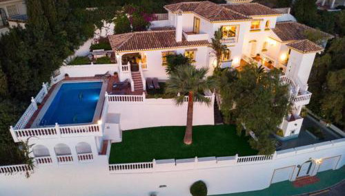 Large Family Villa 500m From Beach with Stunning Views - Foto 1