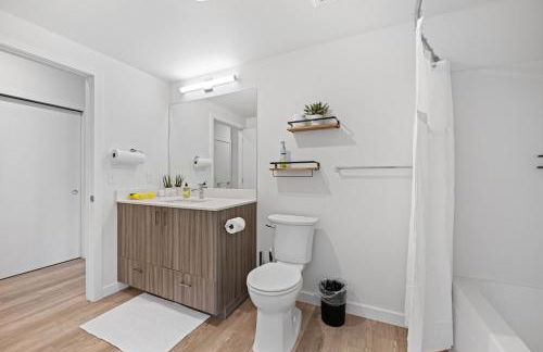 Comfy 1BD1BA Riverside Apt W QueenBdLaundryTV - Foto 7