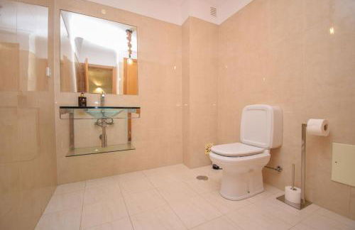 Spacious 4-Bedroom Villa with Private Heated Pool in Quinta da Beloura Sintra Ideal for Families & Long Stays - Foto 27