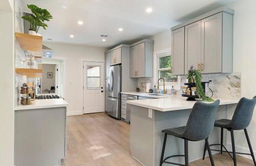 East Sac Getaway, Walking Distance to Hospitals - Photo 18