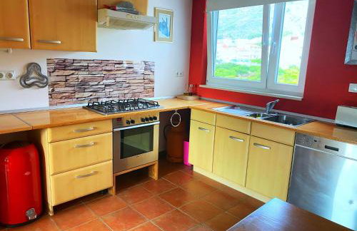 Modern Red & Blue Apartment - Photo 7