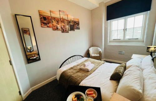 City Mill - Next to Town Centre Shopping and Restaurants - Free Parking - Foto 11