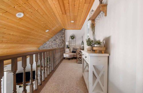 Relaxing Lakefront Retreat w/ Hot Tub & Dock - Foto 33