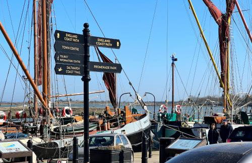 The Tower, 1 bed 1850's Tiny House - Foto 24