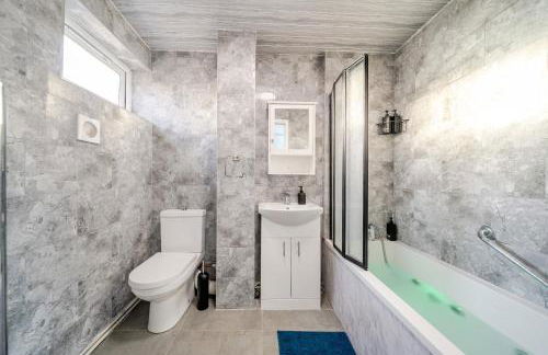 Stylish urban escape with free parking in Manchester - Foto 21