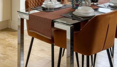 Modern Top-Floor 2-Bedroom, 2-Bathroom Apartment with Lift & a Private Balcony, Sleeps 6 - Foto 3