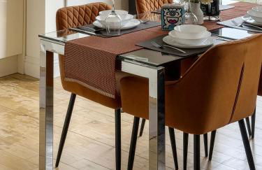 Modern Top-Floor 2-Bedroom, 2-Bathroom Apartment with Lift & a Private Balcony, Sleeps 6 - Foto 3