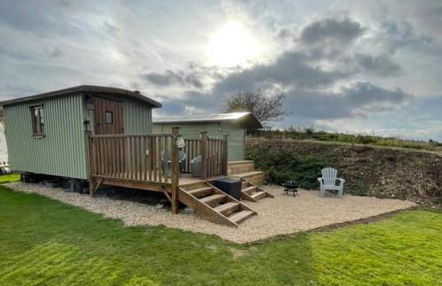 Oakley View Shepherds Hut with hot tub - Photo 29