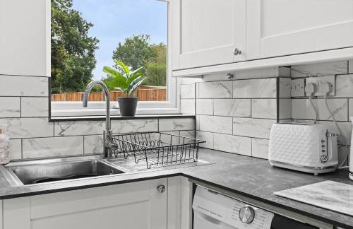 4 Bed Home sleeps 7 close to Cheshire Oaks Princes Rd - Photo 39