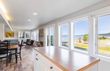 Private Beach Access + Water Views! Sleeps 18, Historic 6bdr Farmhouse w/ Deck - Foto 34