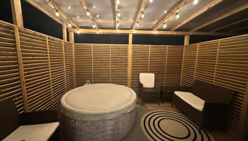 Lovely 3 bed with jacuzzi, close to airport, driveway, wifi - Foto 2