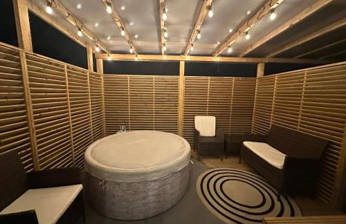 Lovely 3 bed with jacuzzi, close to airport, driveway, wifi - Foto 2