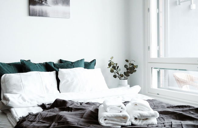 Modern 1BR Apt with Sauna, Balcony & Free Parking - Foto 1