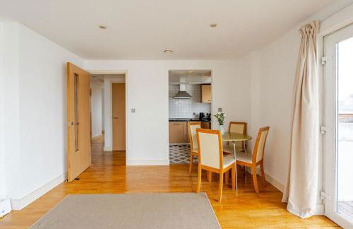 Amazing River view 2 bedroom apartment, sleeps 6, balcony and parking - Foto 27