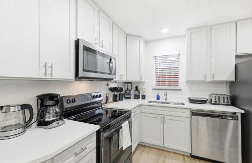 Luxury Living w Backyard Pool Oasis 5BD 3BA - Foto 11