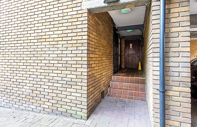 London Docklands Retreat - Photo 18