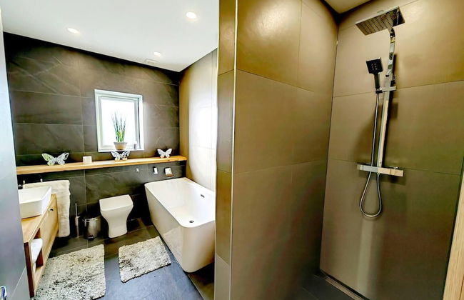 4 Bed Villa Sleeps 8 -private Terrace-free Parking - Foto 15