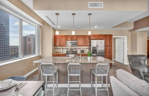 LAKE VIEW Sky-Suite in the Heart of Downtown! - Photo 3