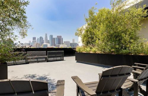 Stylish 2BD Haven with Scenic DTLA Views and Parking - Foto 17
