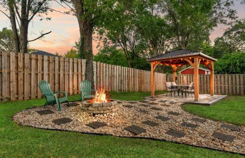 Stylish 4BR Haven: Serene Backyard and Fire Pit - Foto 50