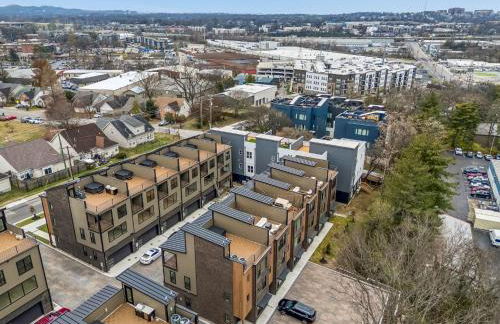 Modern Multi-Level Retreat with Rooftop Hot Tub - Foto 65
