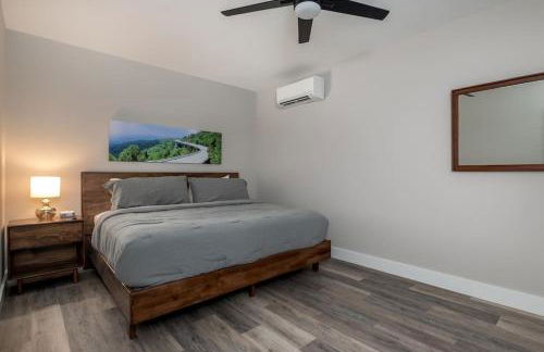 Walkable Downtown 5BR - Hot Tub and Resort Access - Foto 27