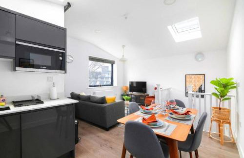 Spacious Multi-Level 3 Bedroom 2 Bathroom Family Apartment Near Hoxton Sleeps 6 - Foto 2