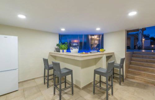 Villa Vistra, Brand New Luxury Villa with Poolbar - Foto 2