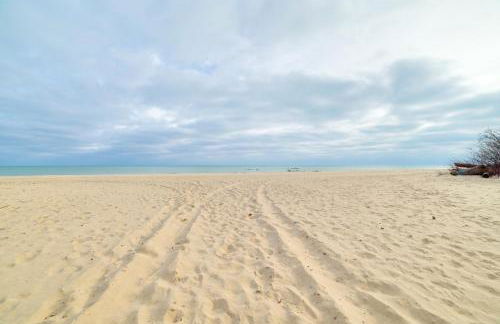 Oscoda Cabin with Charcoal Grill Walk to Lake Huron - Foto 26