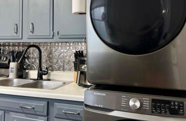 Comfy, Close to Downtown with Lake & Lift Bridge Views - Foto 9