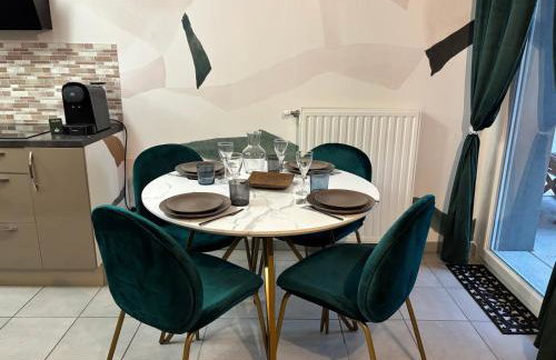 Emerald Chic - Terrace Fiber & Parking - 4 Guests - AC - Foto 9