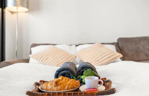 Two BDR Apt By Stay Aura Short Lets & Serviced Accommodation London With Free WiFi, Parking & 10 Min to Brentford Stadium - Foto 52