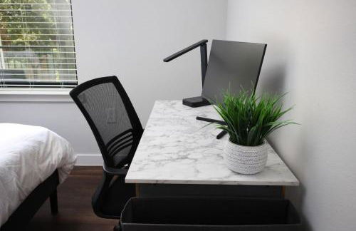 2BR Escape w Parking&Pool, Near Rvrwlk & Conv Ctr - Foto 74