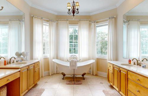 Luxury cottage with pools & multiple decks, 1/2 block to beach - Foto 29