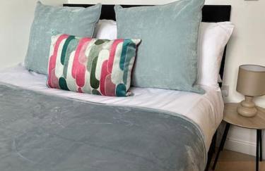 Lakeside apartment with FREE parking / M25 - Photo 3