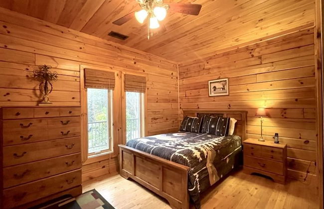 A true log cabin with 360 degree mountain views - Pet and Motorcycle friendly! 5 Bedroom Cabin by RedAwning - Foto 4