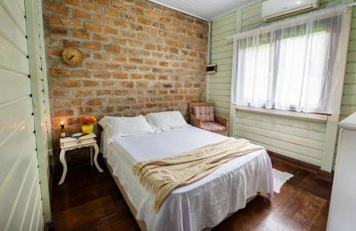 Casa Rústica com Piscina Privativa, Banheira de Hidromassagem, Ar-Condicionado, Pet friendly - Refúgio na Natureza a 5 Minutos do Centro de Imbituba, Perfeita para Famílias e Grupos - Photo 2