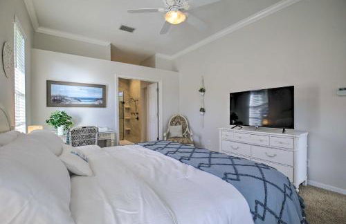 Bright and Sunny Riverview Oasis with Pool and Pond - Foto 15