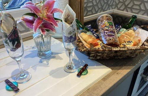 Adorable private couples retreat with hot tub - Photo 30