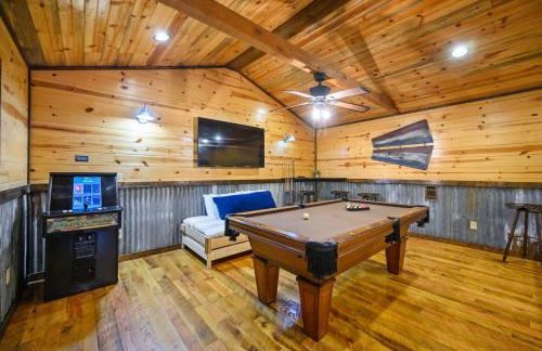 Rustic Family Getaway - Pool Table, Hot Tub, Pets, Great Location - Photo 39